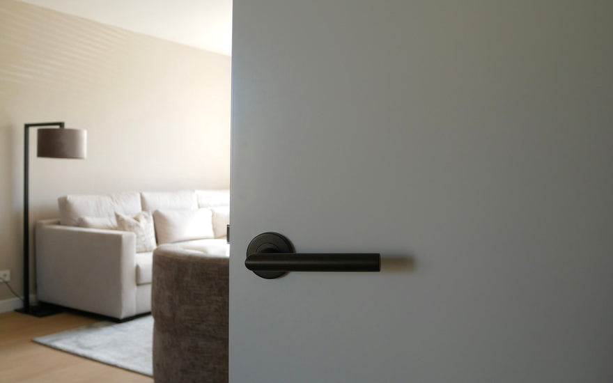 Een sfeervol interieur met strak brons deurbeslag | @maasslhuis_106