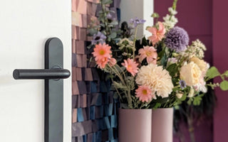 Kleurrijk interieur met mat zwart deurbeslag | @bijmargrietinhuis