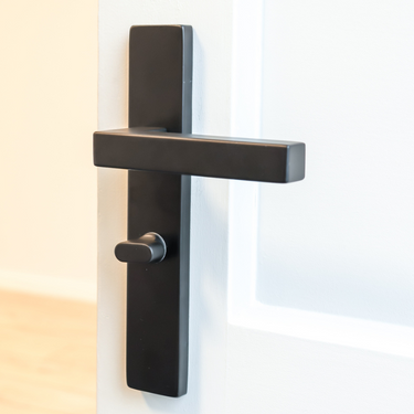 Viterbo deurklink zwart met rechthoekig schild WC63/8 badkamersluiting