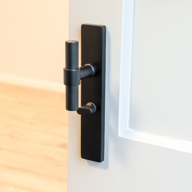 Pesaro deurklink zwart met rechthoekig schild WC63/8 badkamersluiting