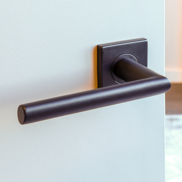 Ragusa deurklink zwart met vierkant rozet