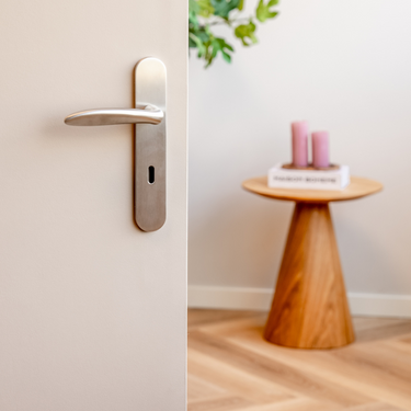 Benevento deurklink RVS met afgerond schild SL72