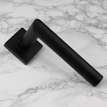 Ragusa deurklink zwart met vierkant rozet