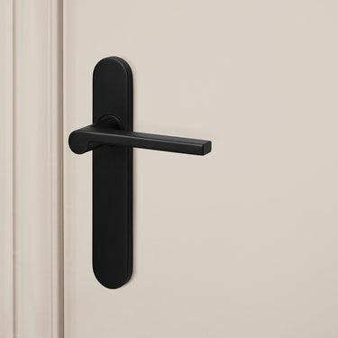 Caserta deurklink zwart met afgerond schild