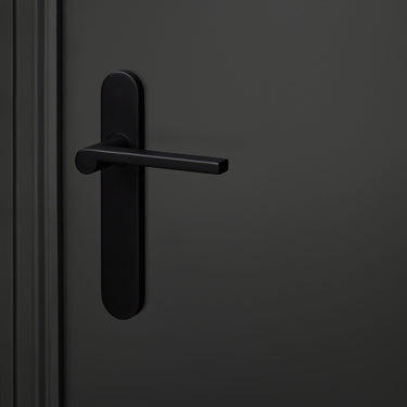 Caserta deurklink zwart met afgerond schild