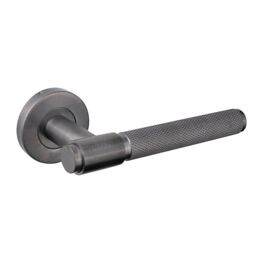 Cosenza deurklink Knurled Gun Metal PVD gecoat met rond rozet