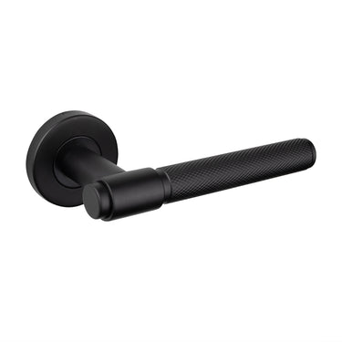 Cosenza deurklink Knurled Zwart met rond rozet