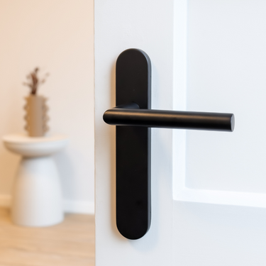 Deurklink Lavuzo zwart met afgerond schild kopen