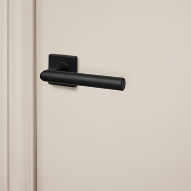 Mantua deurklink zwart met vierkant rozet