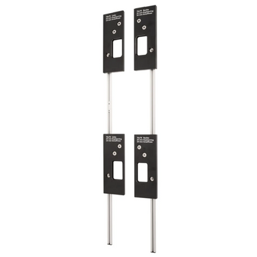 Complete freesmalset voor 76x76 mm scharnieren gemonteerd op aluminium geleiderails op witte achtergrond