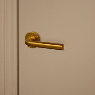 Oristano deurklink mat goud PVD gecoat met rond rozet