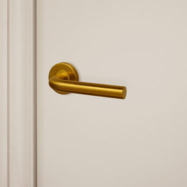 Oristano deurklink mat goud PVD gecoat met rond rozet