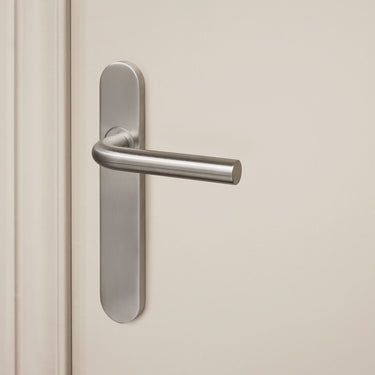 Oristano deurklink RVS met afgerond schild