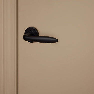 Pratona deurklink zwart met rond rozet