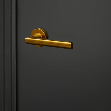 Ragusa deurklink mat goud PVD gecoat met rond rozet