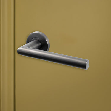Luxe Ragusa binnendeurbeslag Gun Metal PVD gecoat op groene deur, rechteraanzicht