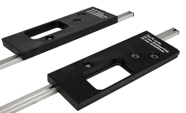 Close-up van twee zwarte kunststof freesmallen uit de freesmalset voor 76x76 mm scharnieren