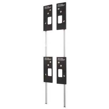 Complete freesmalset voor 76x76 mm scharnieren gemonteerd op aluminium geleiderails op witte achtergrond