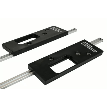 Scharnierfreesmal 89x89 mm blokken op geleider, detailopname op witte achtergrond