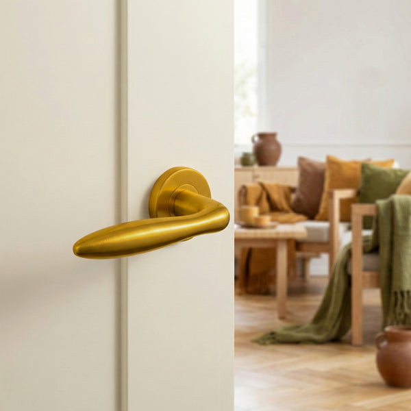 Pratona deurklink mat goud PVD gecoat met rond rozet